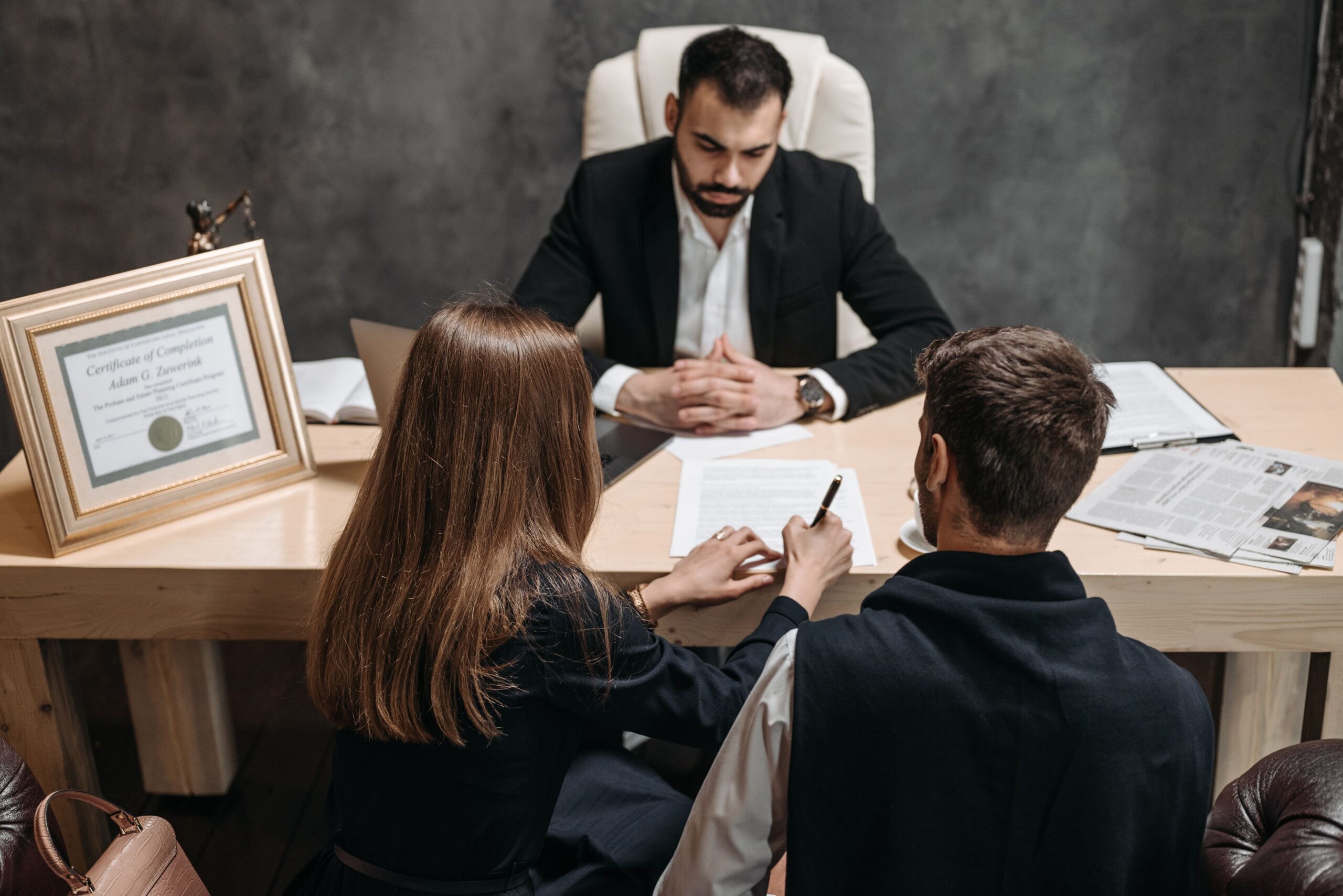 Advogado trabalhista analisando documentos com cliente em consulta sobre direitos trabalhistas