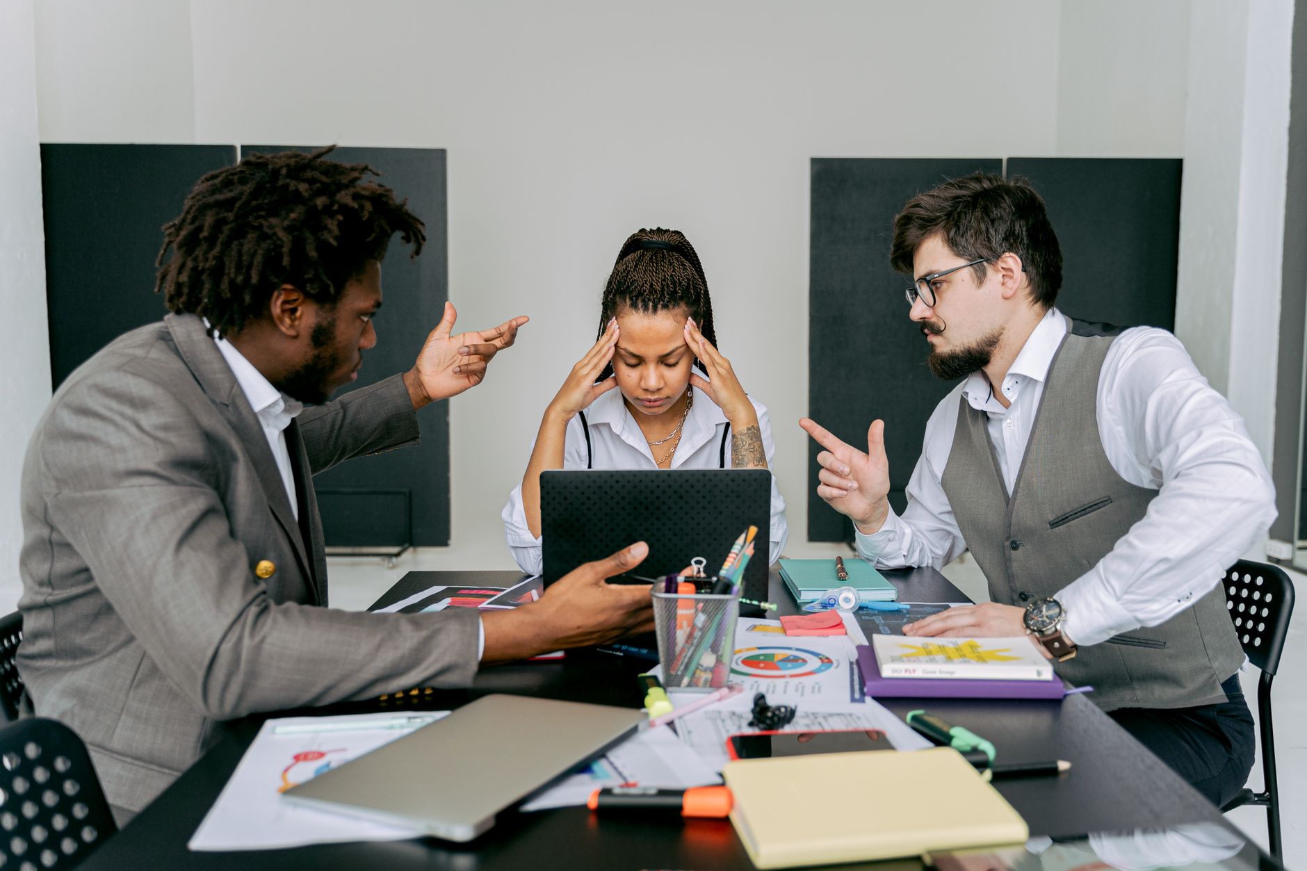 Reunião tensa entre chefe e funcionário no ambiente de trabalho