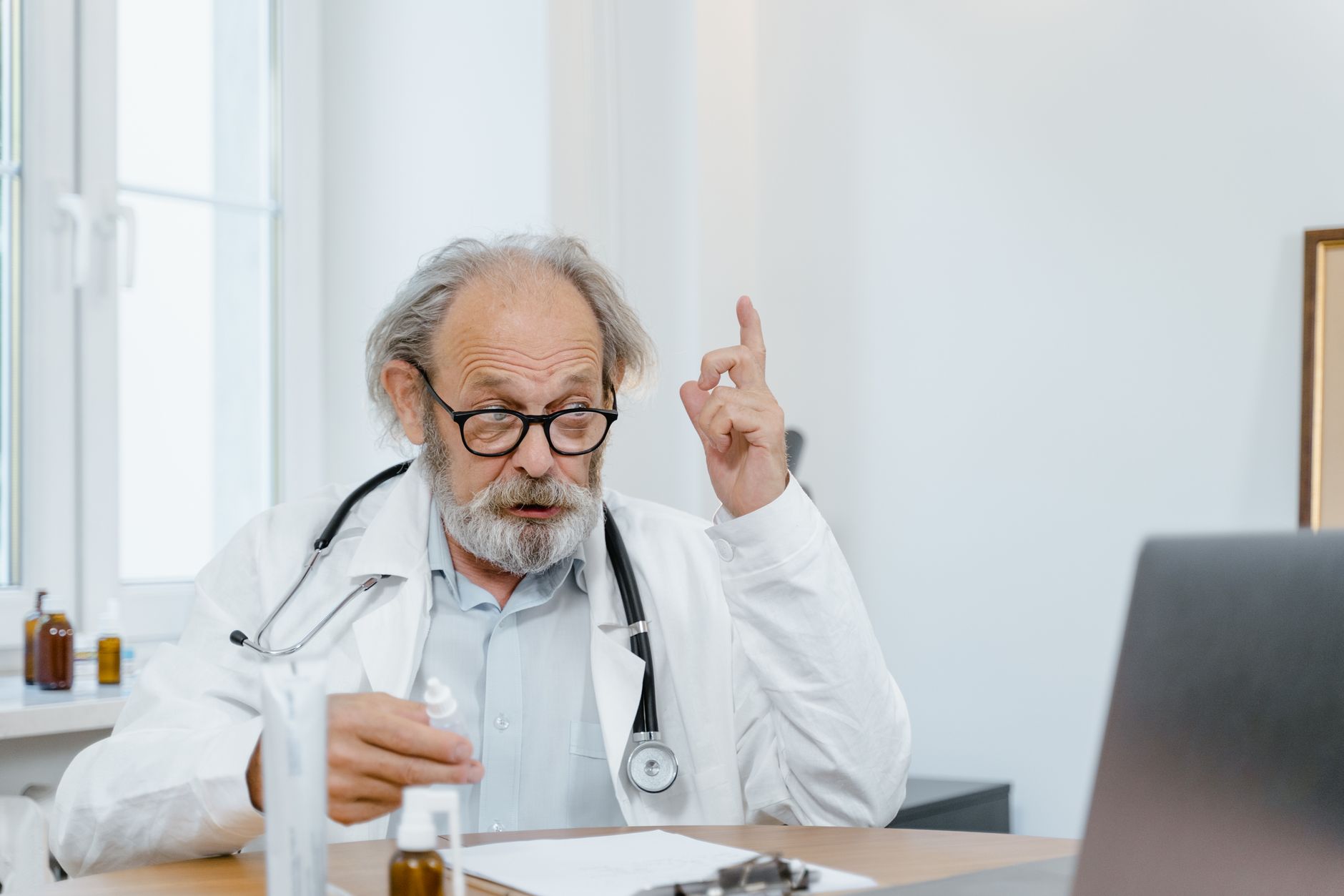 Consulta médica por telemedicina em videochamada