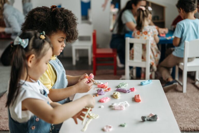 Crianças brincando em creche, ilustrando o auxílio-creche garantido por lei às trabalhadoras