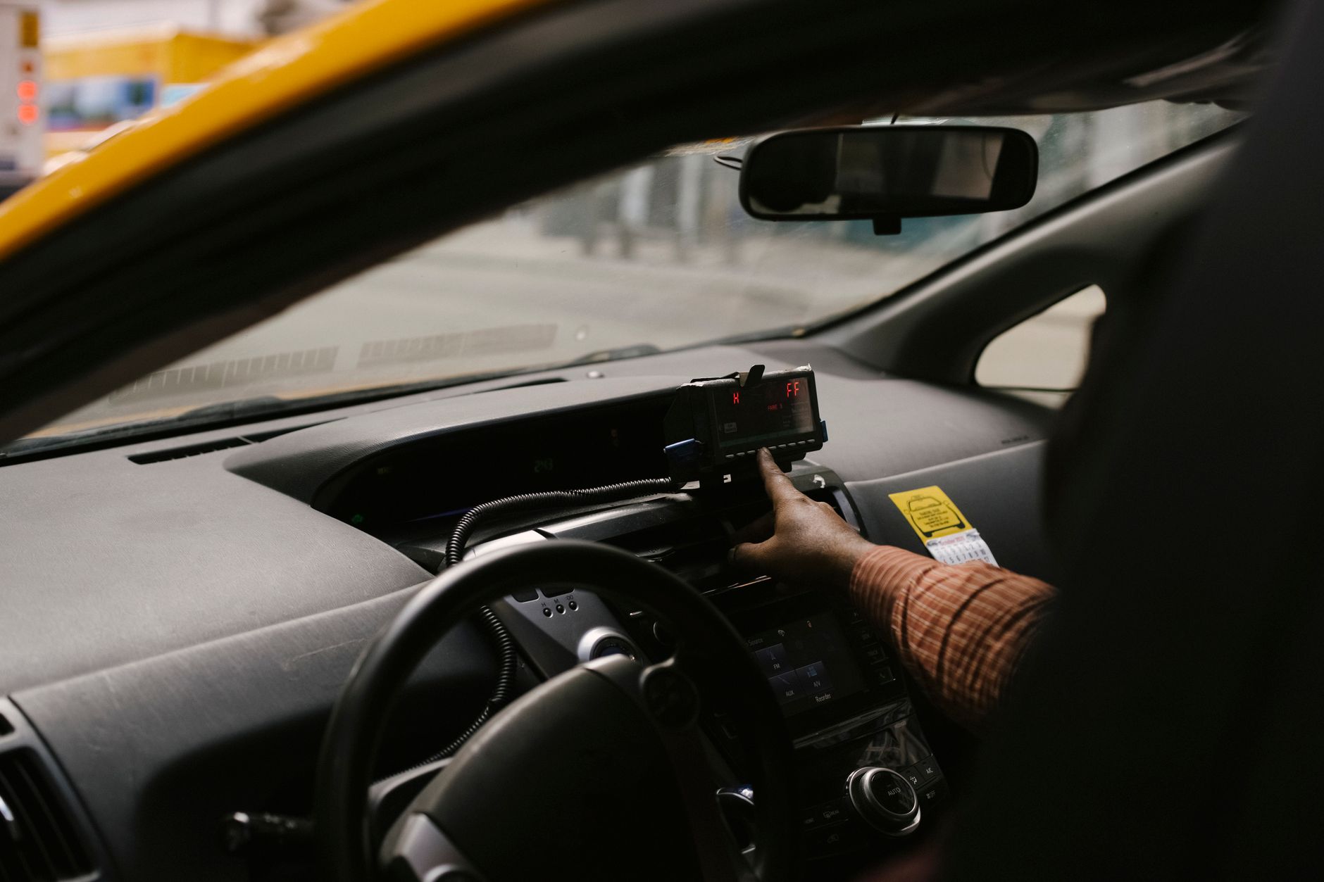 Motorista de aplicativo dirigindo pela cidade durante o expediente