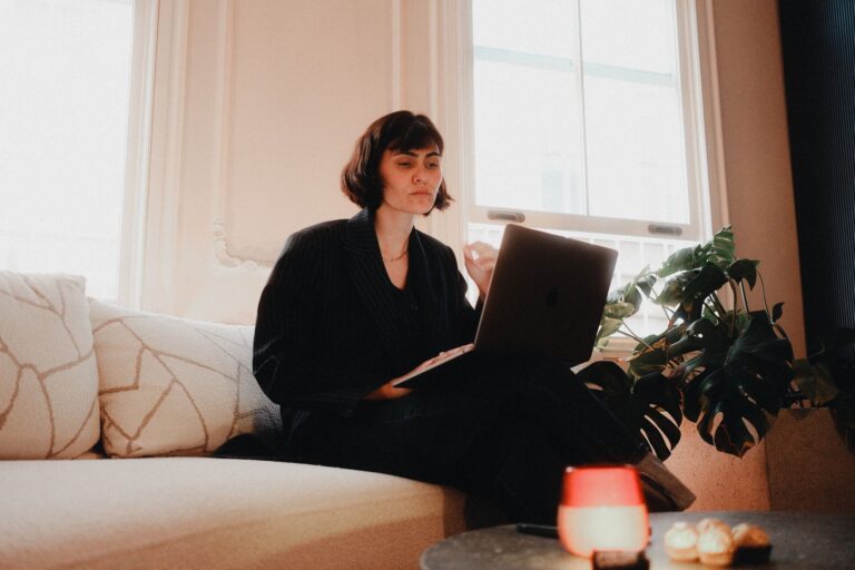 Mulher trabalhando com notebook em ambiente domestico, representando profissional autonomo ou PJ