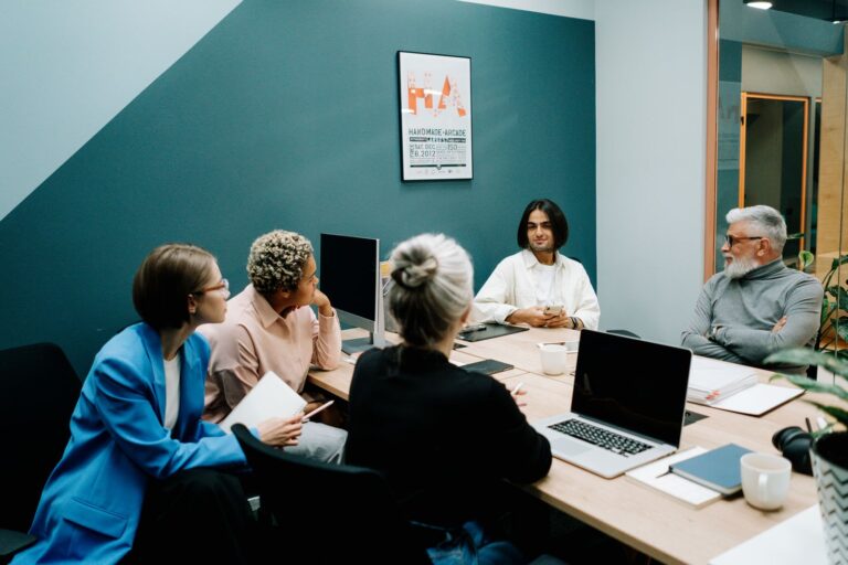 Reunião de equipe em escritório discutindo funções e hierarquia de trabalho