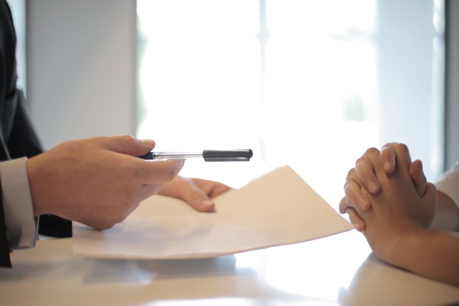 Trabalhador assinando contrato de empréstimo consignado CLT