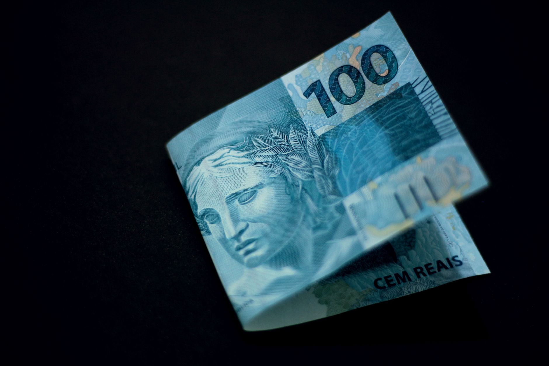 Nota de real brasileira representando o valor descontado do salário do trabalhador