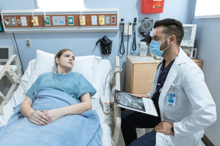 Medico conversando com paciente em consulta, ilustrando tratamento de doenca grave e demissao discriminatoria