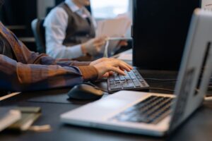 Colegas de trabalho em escritório moderno diante de computadores