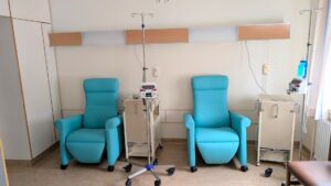Sala hospitalar tranquila com poltronas de infusão para tratamento de quimioterapia