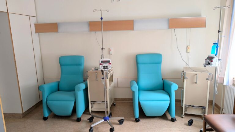 Sala hospitalar tranquila com poltronas de infusão para tratamento de quimioterapia
