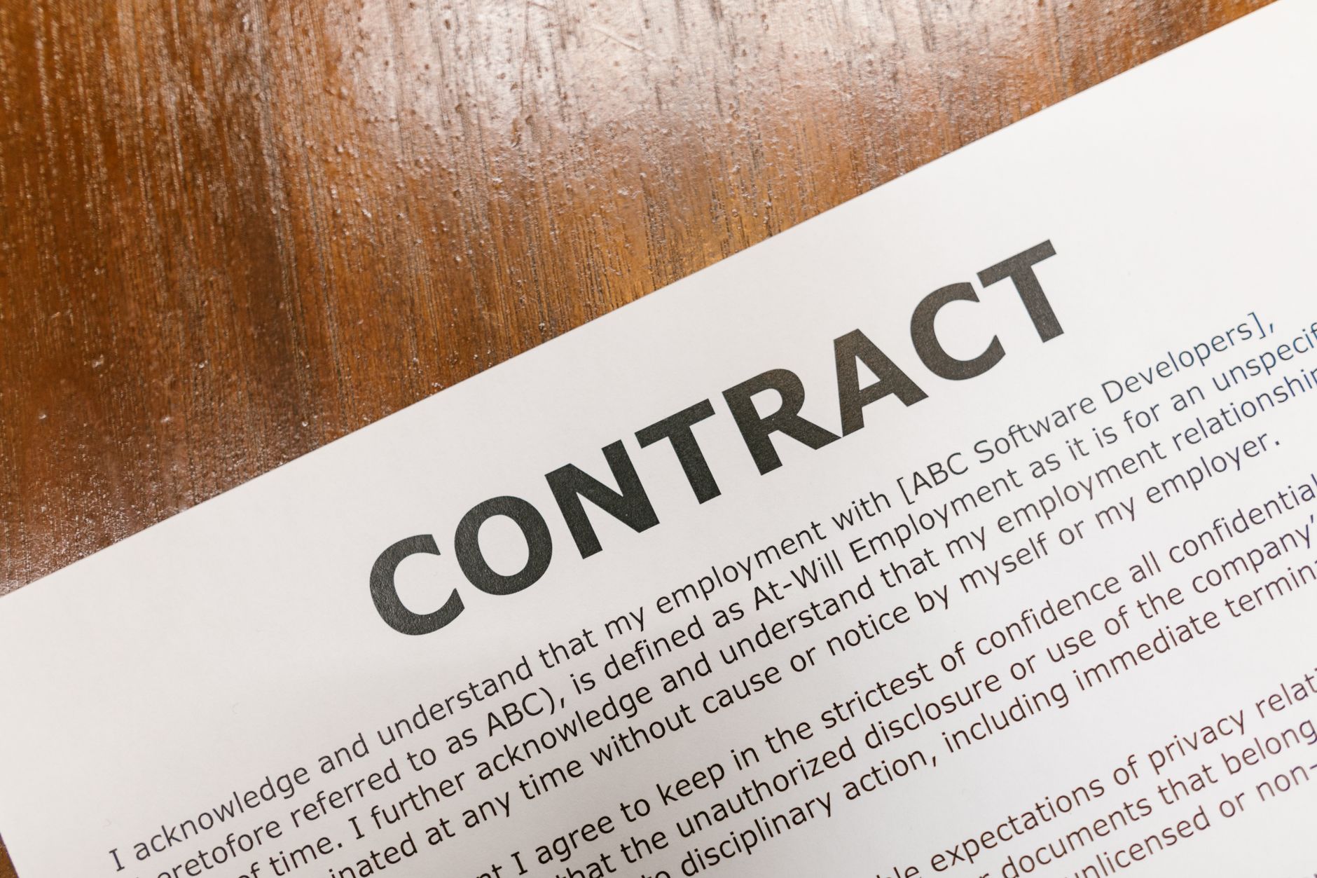 Documentos de contrato de trabalho e direitos trabalhistas sobre mesa