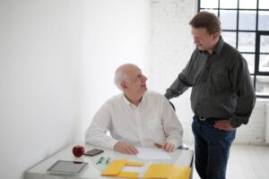 Gestor conversando com funcionário sobre uma advertência no trabalho