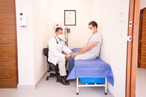Medico entregando atestado medico a paciente em consultorio