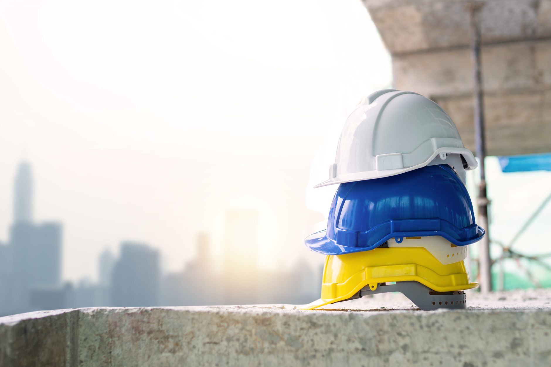 Trabalhador de capacete de segurança em canteiro de obras