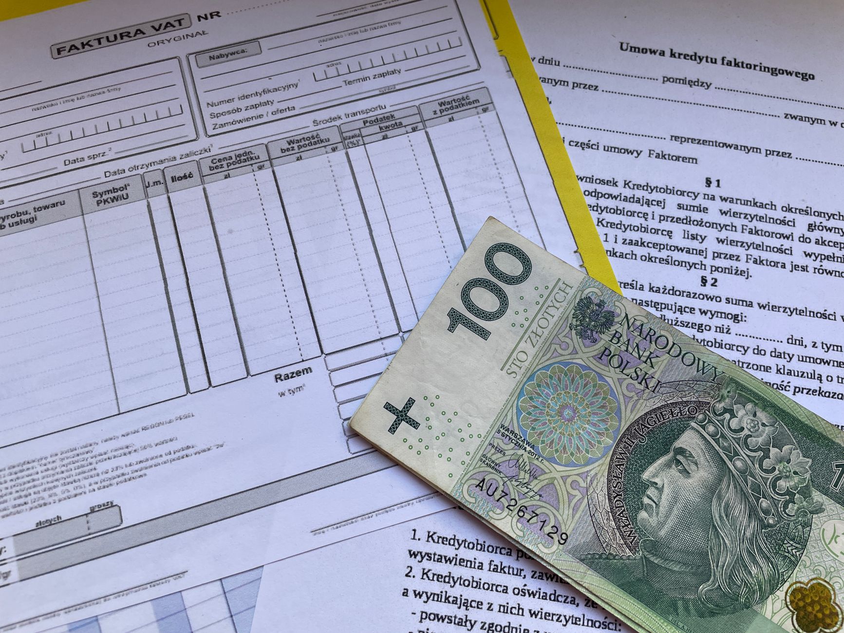 Trabalhador analisando contracheque e documentos para provar equiparação salarial