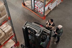 Equipe de trabalhadores reunida em ambiente de armazem industrial