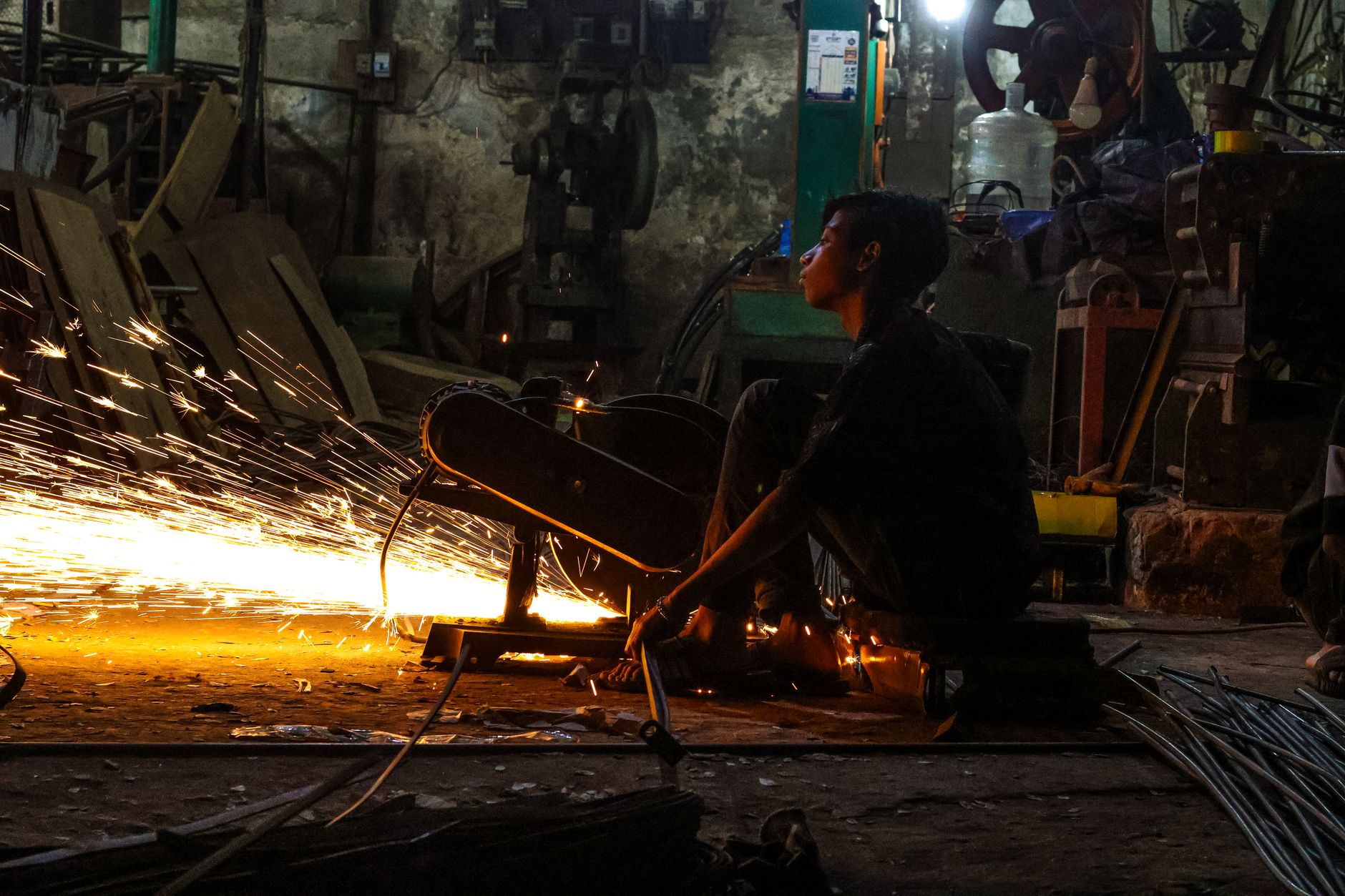 Trabalhador em plantão noturno de 12 horas em ambiente industrial