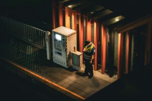 Vigilante trabalhando durante plantão noturno em escala 12x36