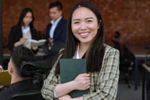 Jovem estagiária trabalhando em escritório, avaliando se o estágio virou vínculo empregatício