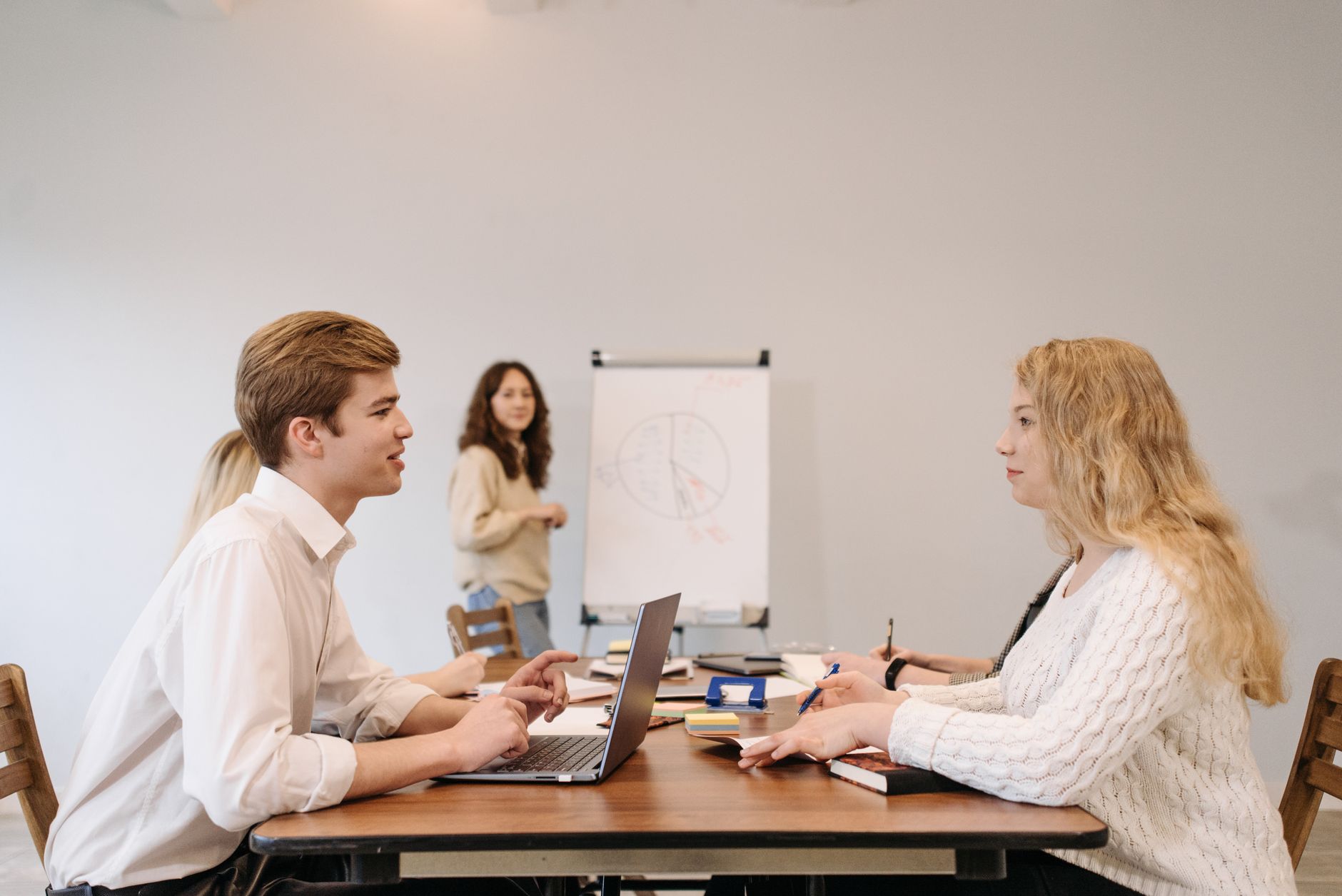Reunião de trabalho entre colegas de escritório, mostrando estagiário exercendo função de empregado efetivo