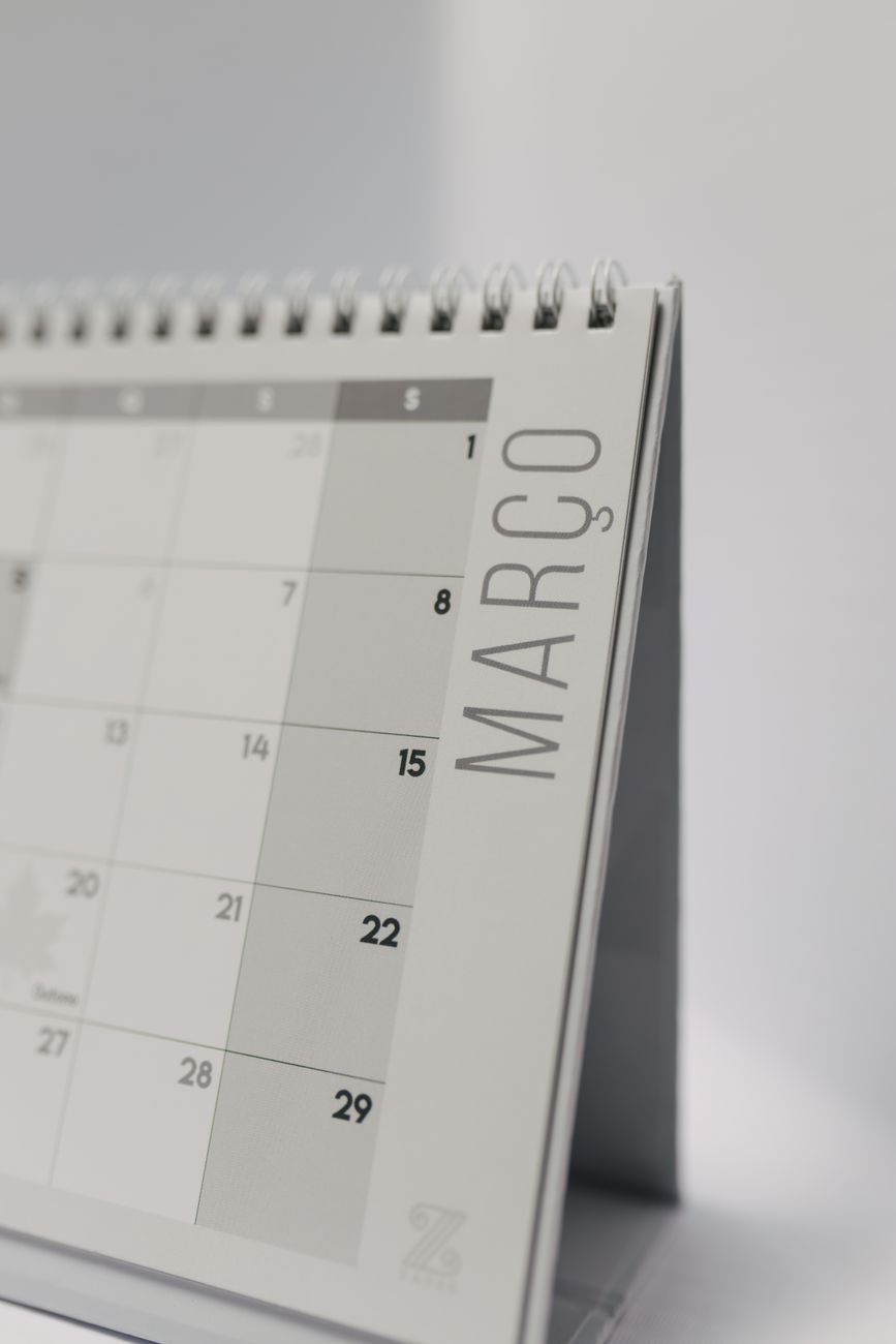 Calendário sobre a mesa marcando feriado nacional