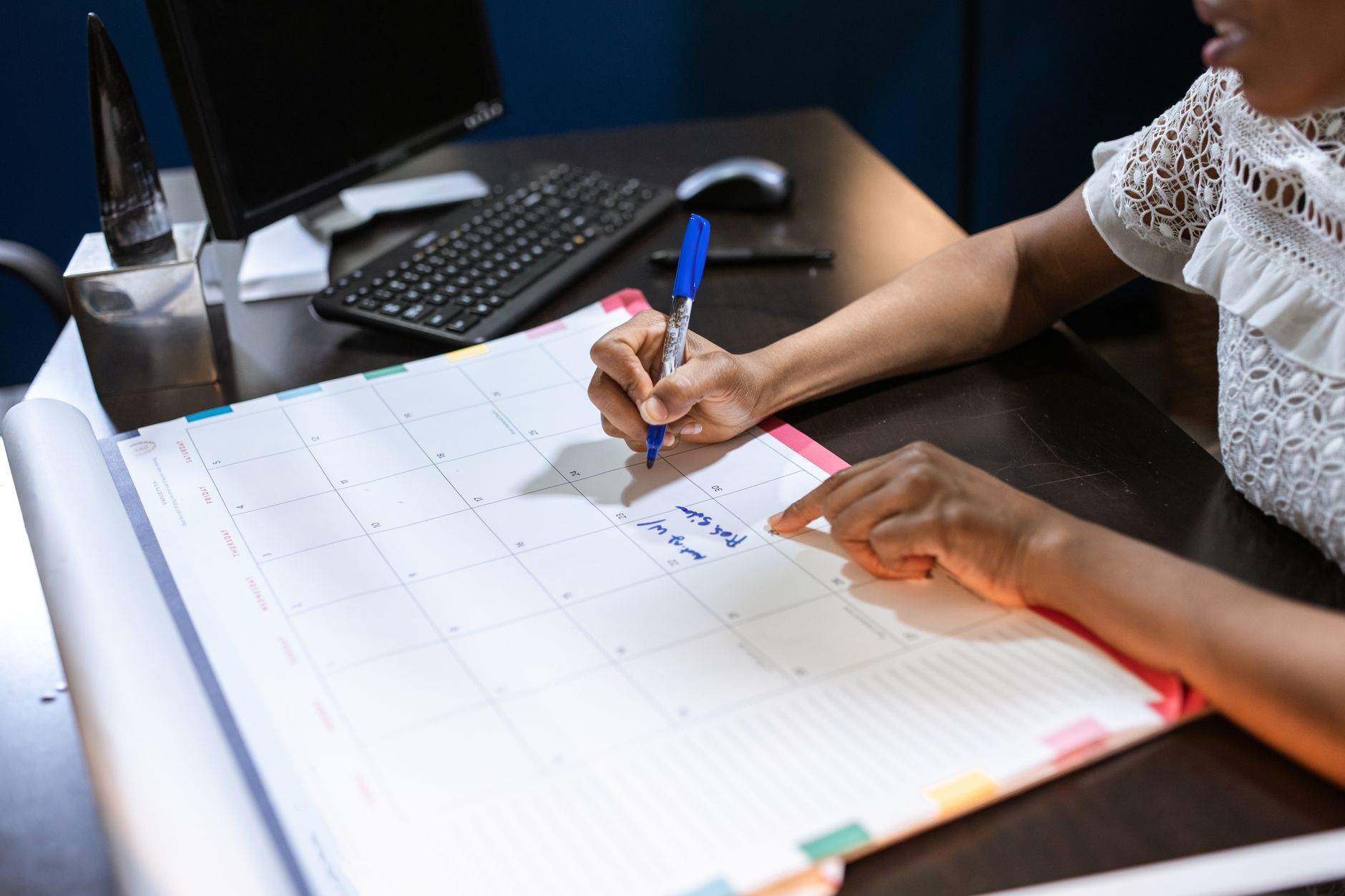 Calendário sobre mesa de trabalho representando planejamento de férias coletivas