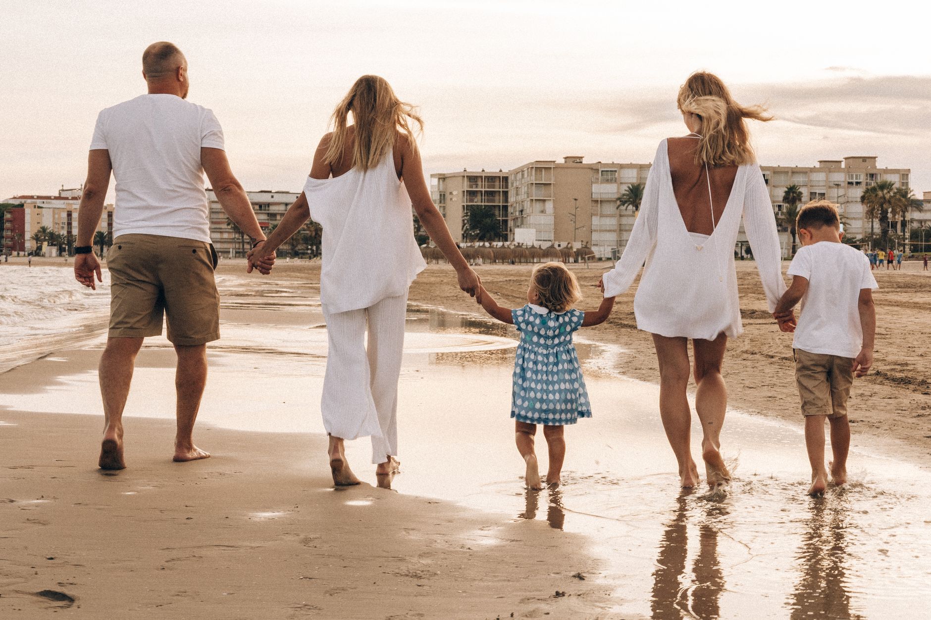 Trabalhador aproveitando férias na praia com a família