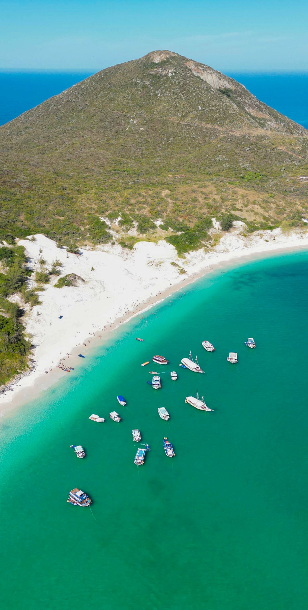 Praia brasileira deserta, representando o descanso que o trabalhador tem direito de tirar