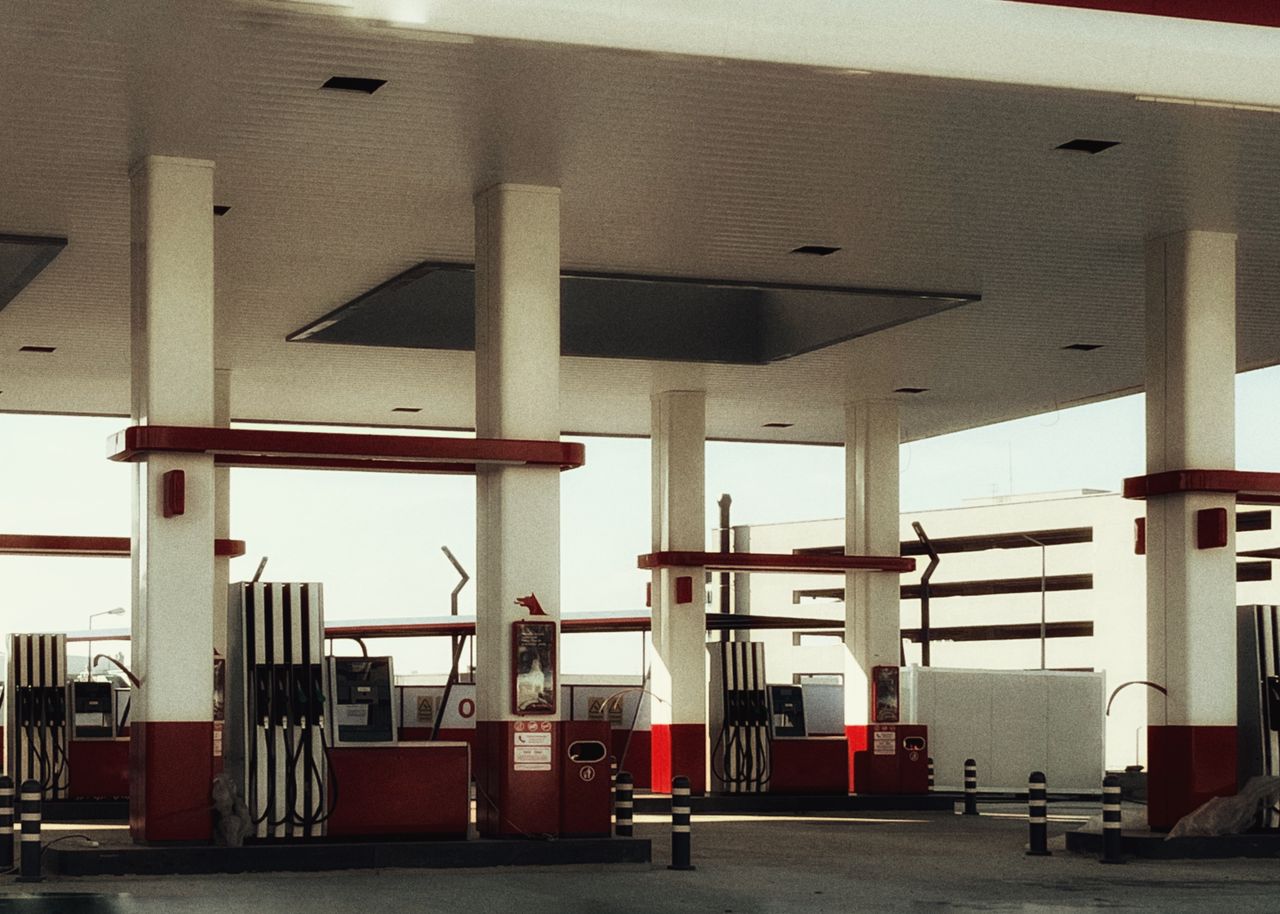 Posto de combustível com bombas de gasolina, área de risco que garante direito ao adicional de periculosidade