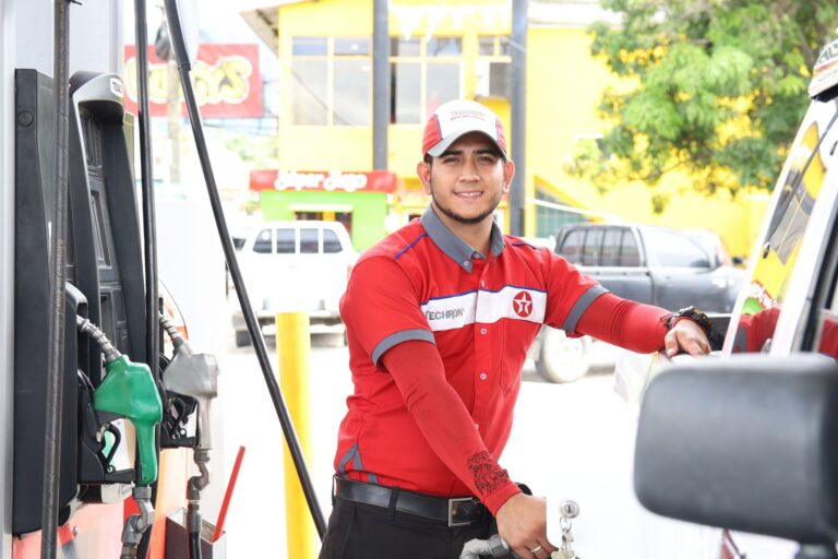 Frentista de posto de combustivel trabalhando durante o expediente