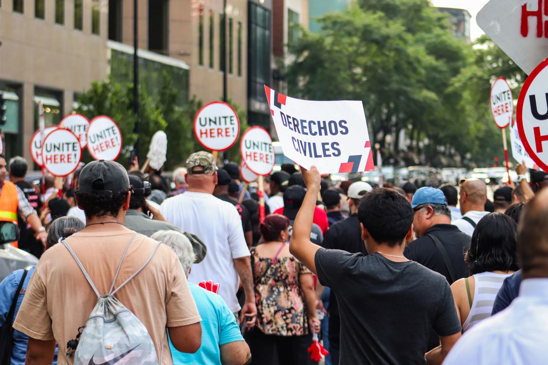 Trabalhadores em manifestação segurando cartazes de reivindicação