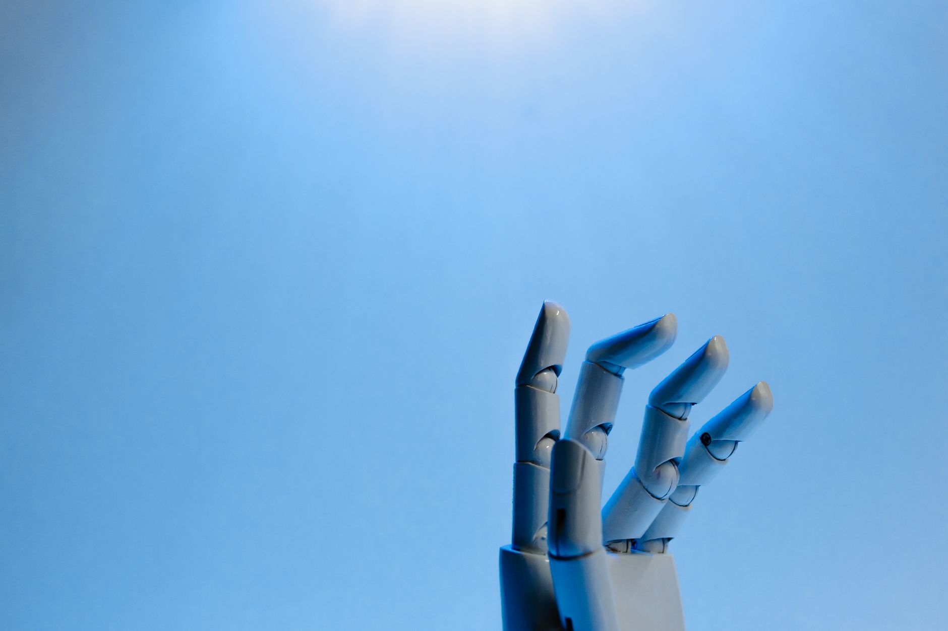 Braço robótico representando o uso de inteligência artificial em decisões de trabalho