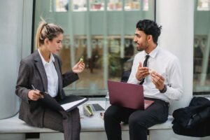 Colegas de trabalho conversando durante o intervalo de almoco no escritorio