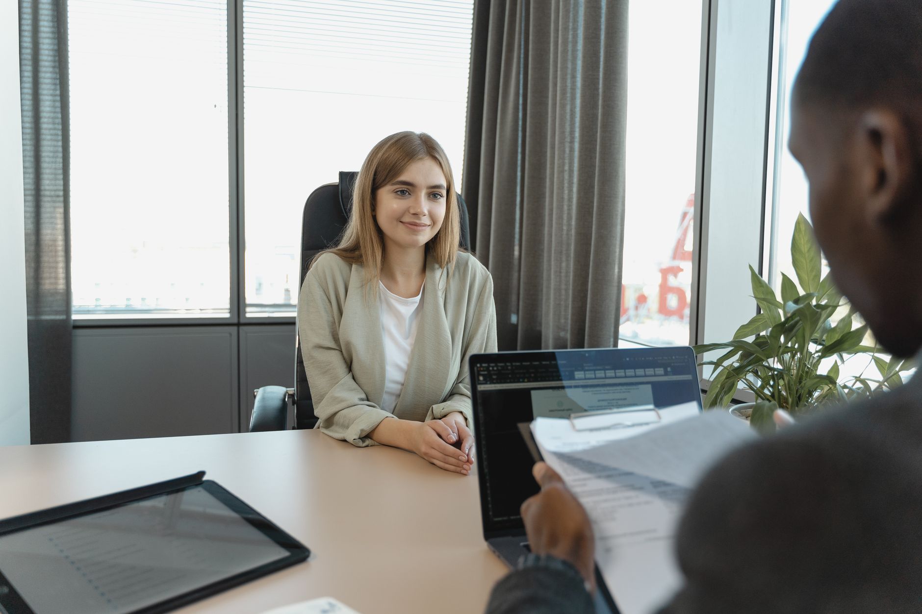 Jovem aprendiz durante treinamento no primeiro emprego