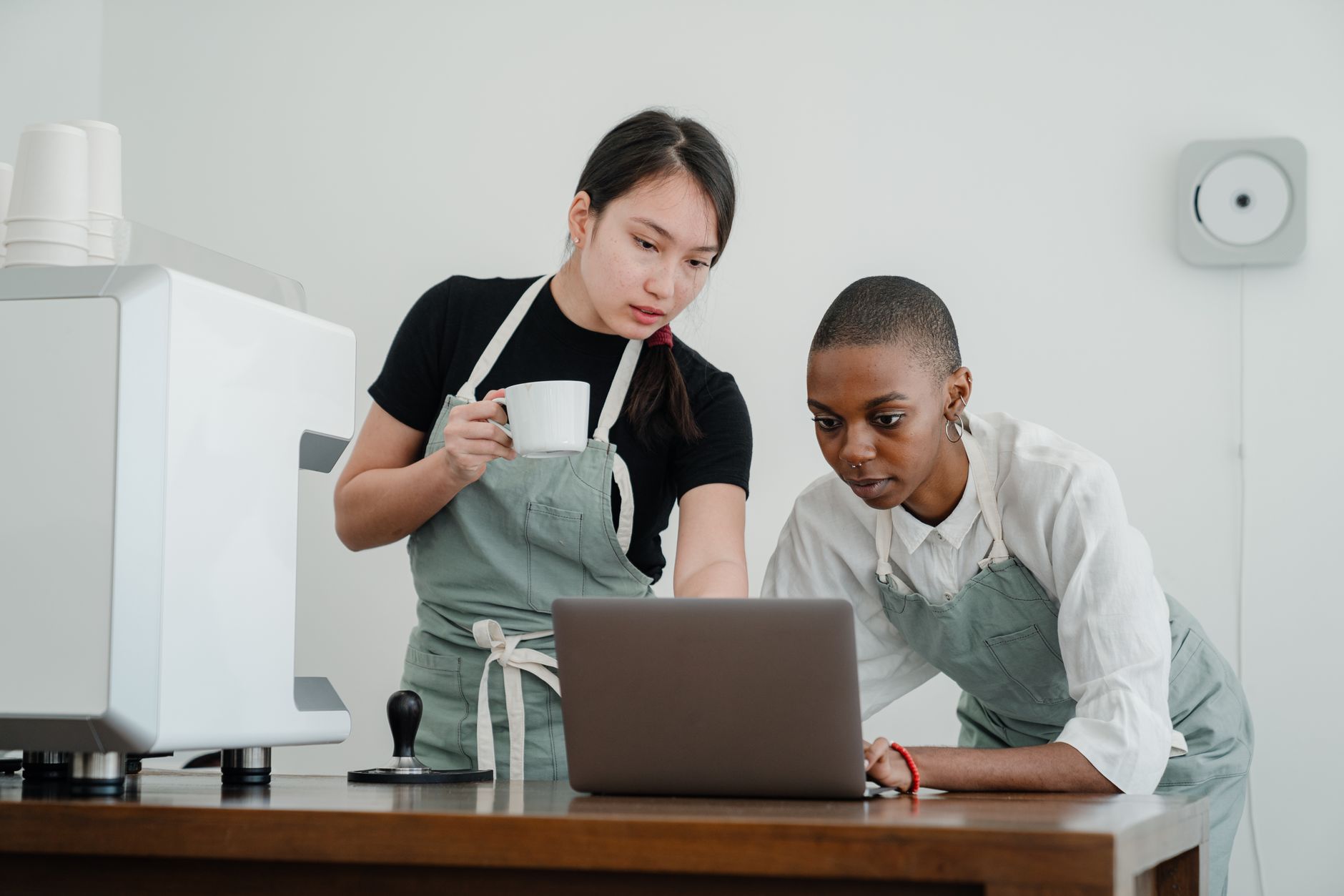 Mentor orientando jovem aprendiz no ambiente de trabalho
