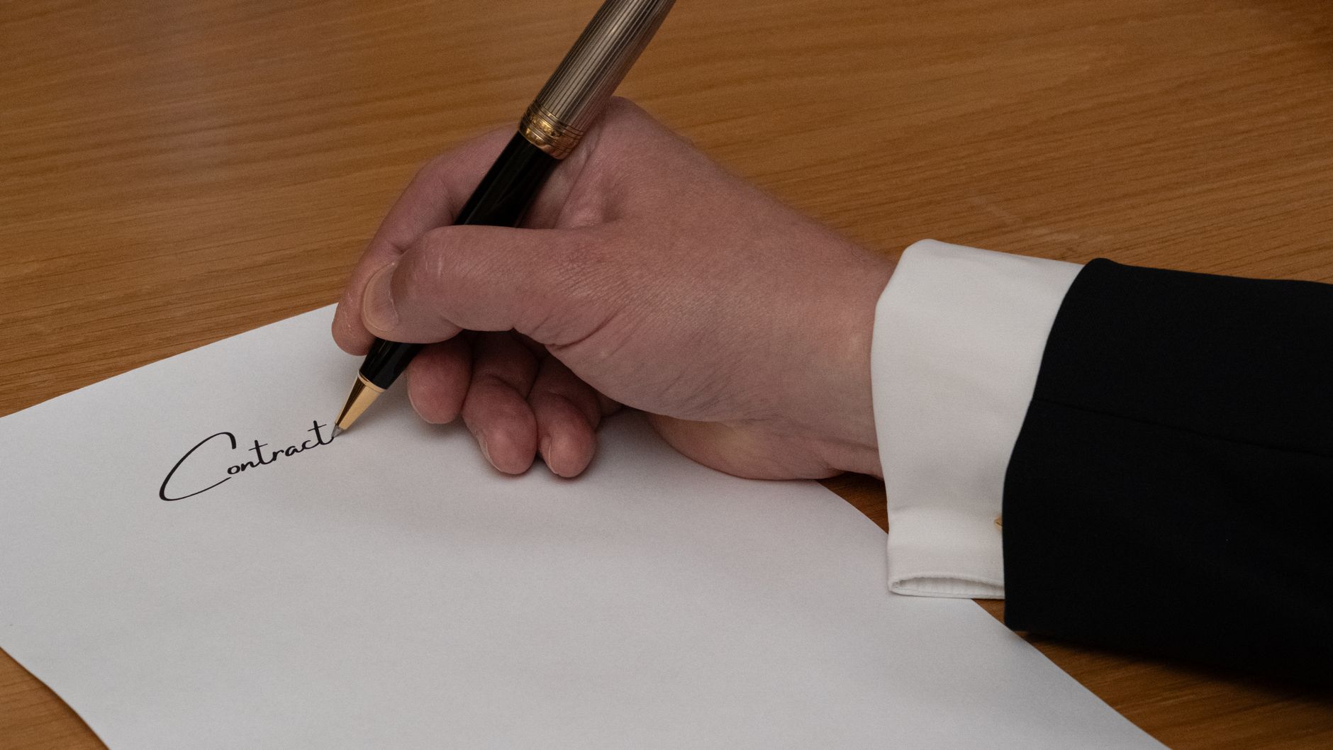 Assinatura de contrato de trabalho em escritório