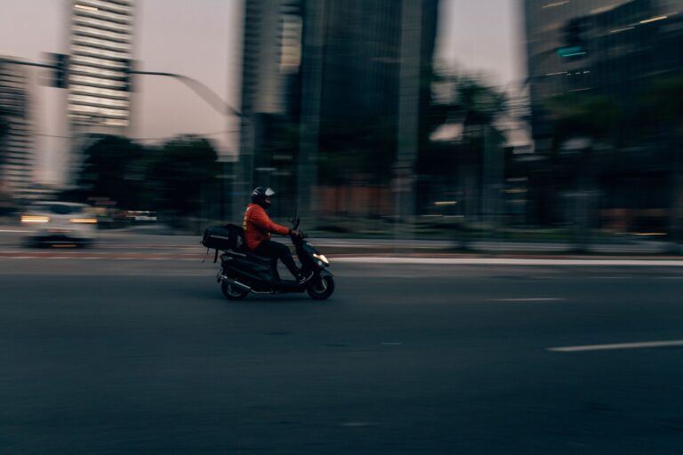 Motorista de aplicativo de entrega em motocicleta na cidade