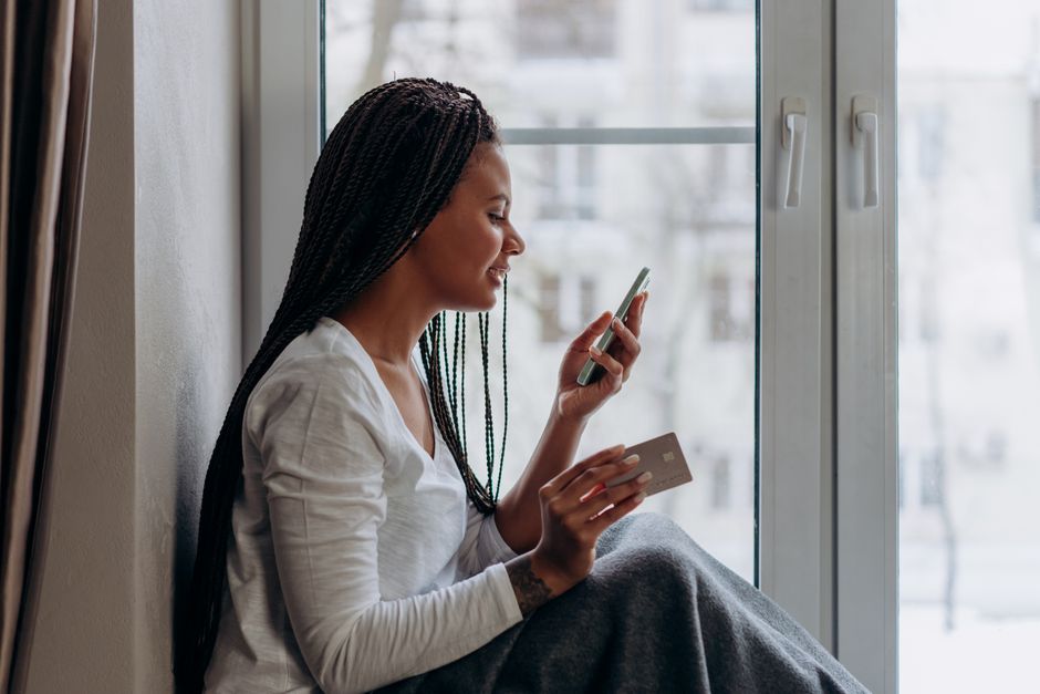 Mulher conferindo informações no celular