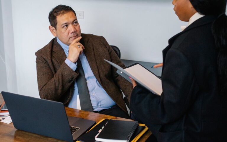 Trabalhadora em escritório em momento de preocupação