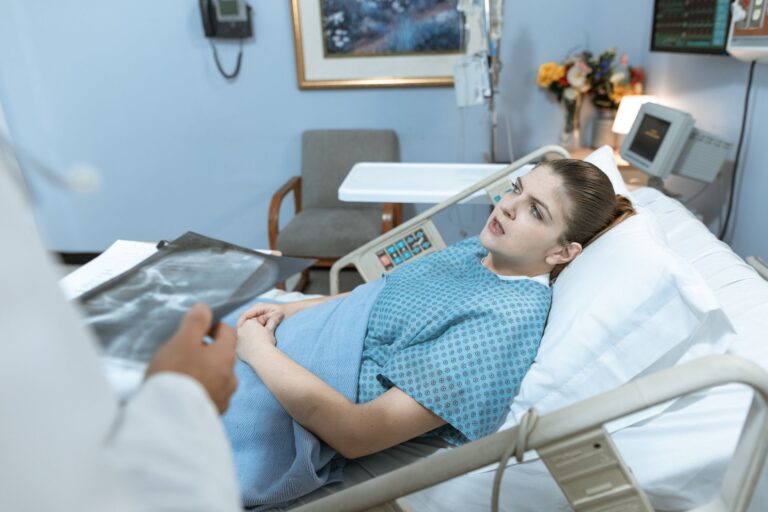 Paciente em cama de hospital conversando com medico durante tratamento