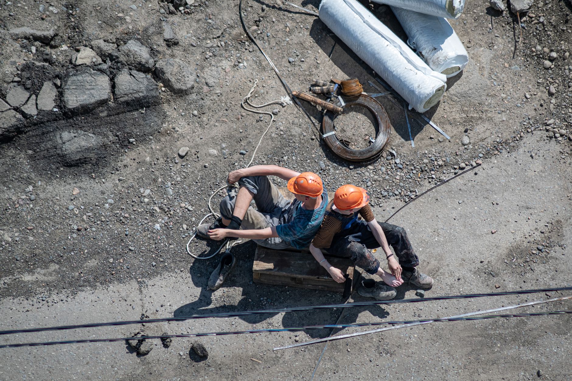 Trabalhadores descansando durante intervalo no trabalho