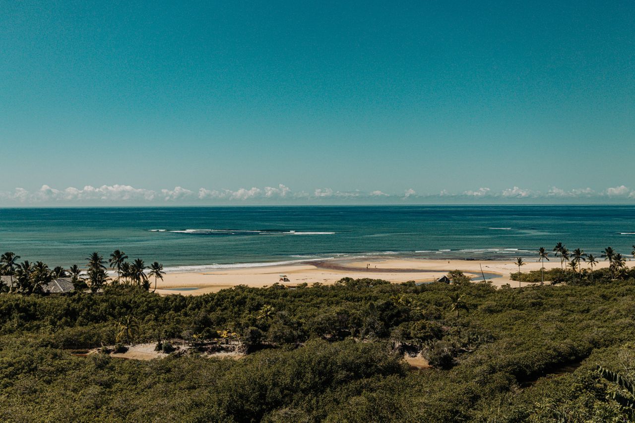 Praia tranquila representando o descanso semanal que a PEC do fim da escala 6x1 busca ampliar