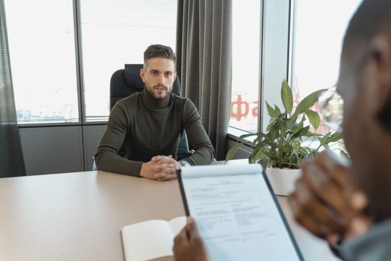 Entrevista de emprego com recrutador e candidato