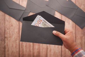 Trabalhador calculando valores de PLR não pago