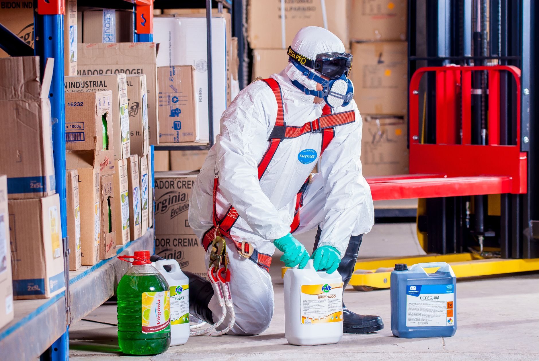 Trabalhador de armazém usando equipamento de proteção individual durante a jornada