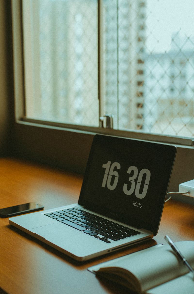 Notebook mostrando horário em tela, simbolizando pontualidade no trabalho
