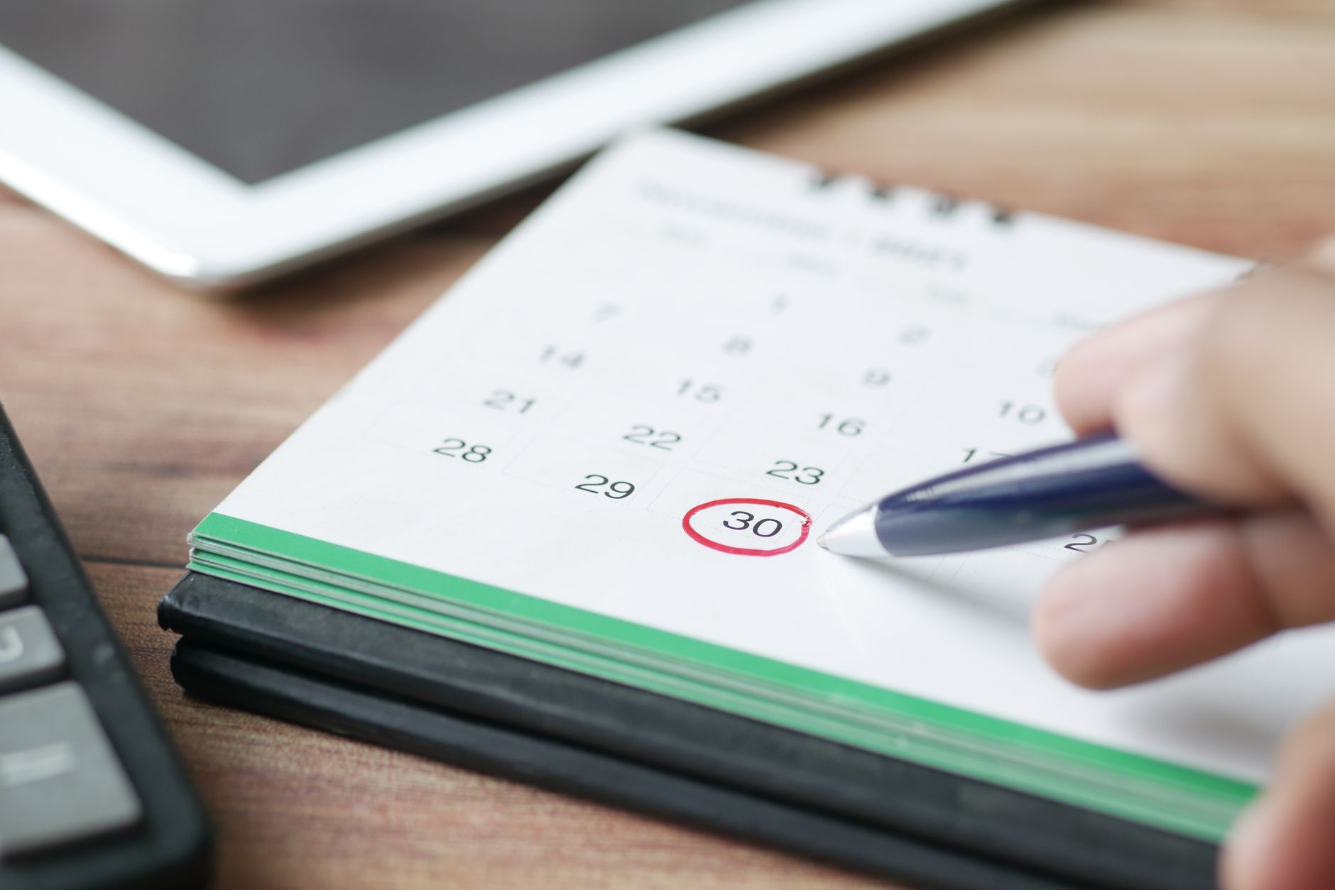 Calendário e prazos sobre a mesa de trabalho