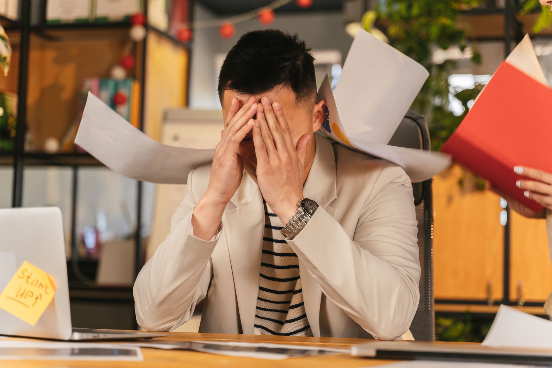 Trabalhador estressado por causa de problemas no emprego