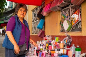 Revendedora autônoma de cosméticos organizando produtos para venda