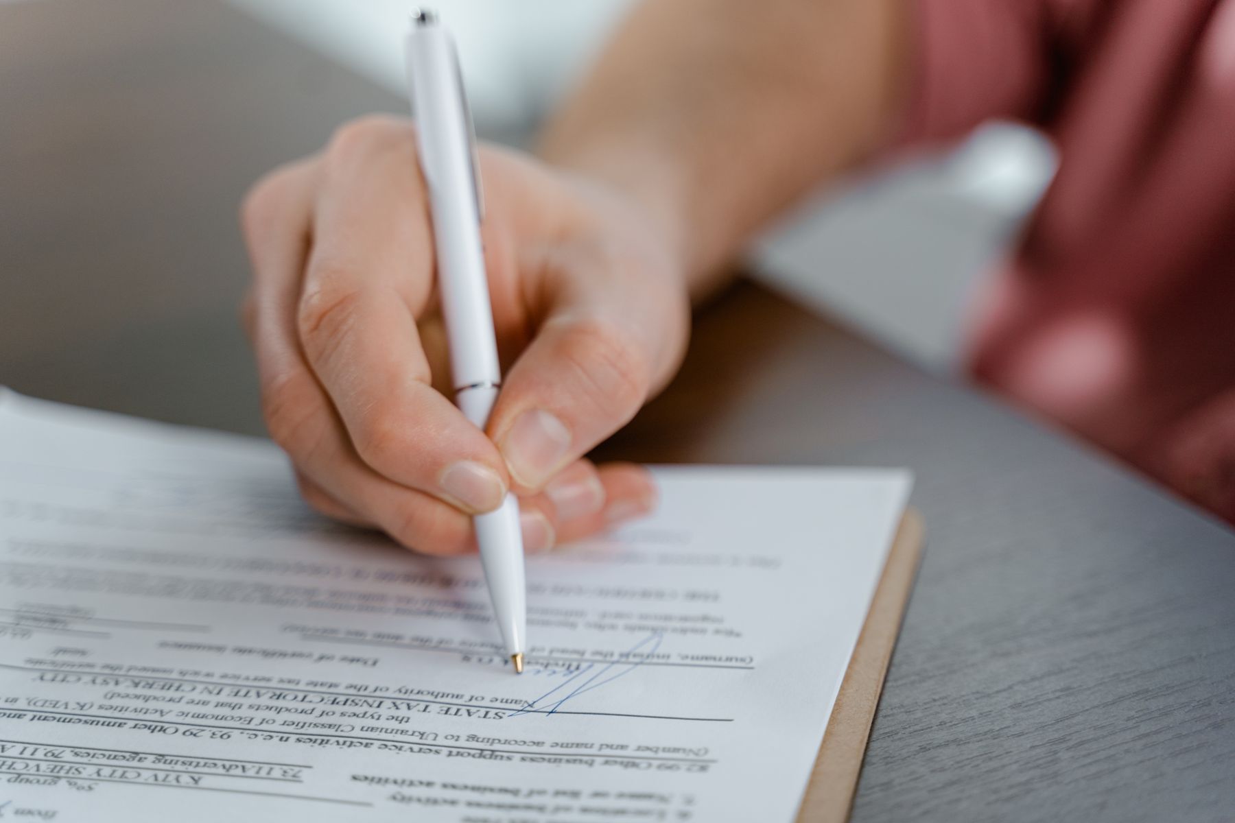 Documentos e contrato de trabalho sobre mesa para análise de direitos trabalhistas