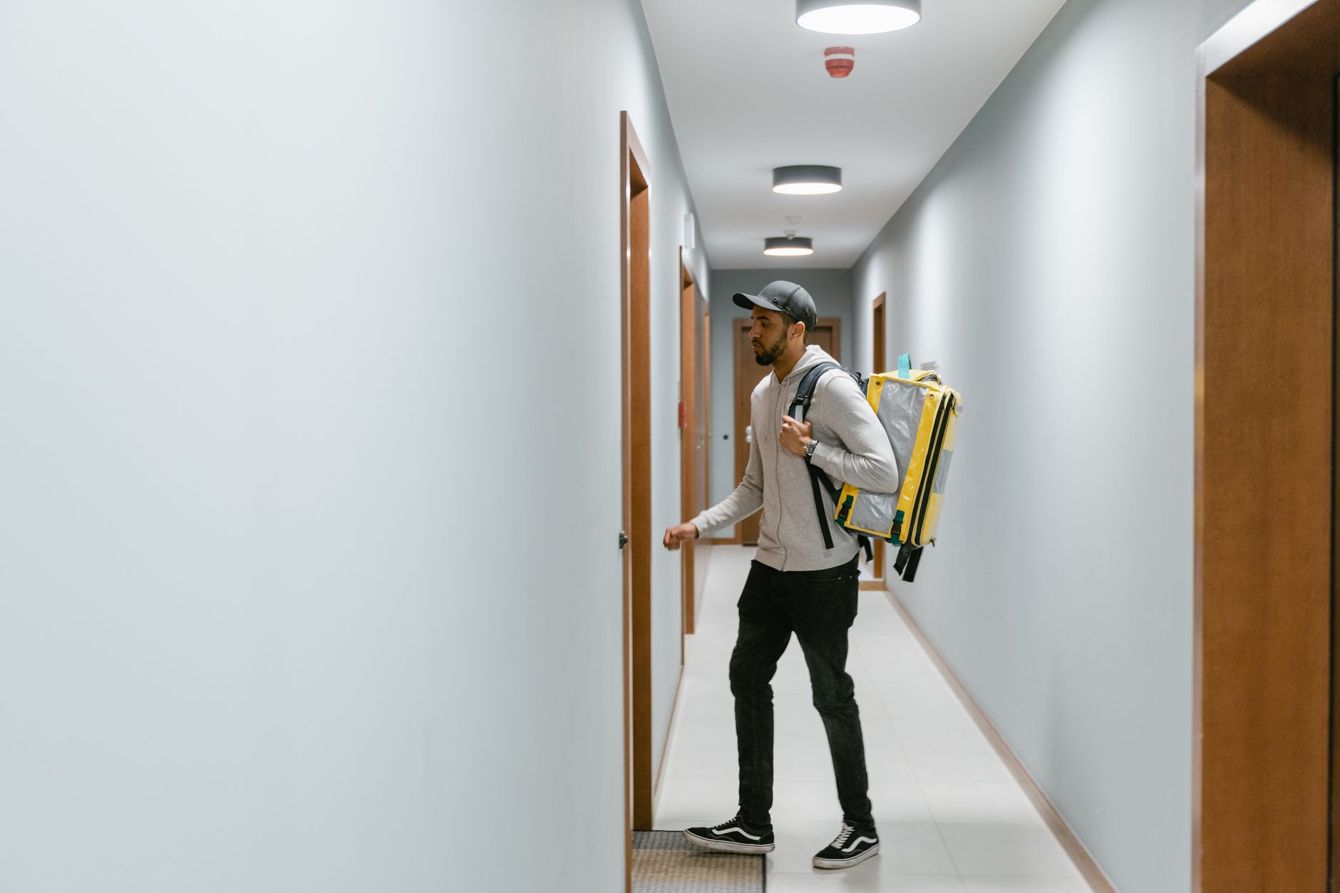 Funcionário na entrada da empresa com mochila, sujeito a revista